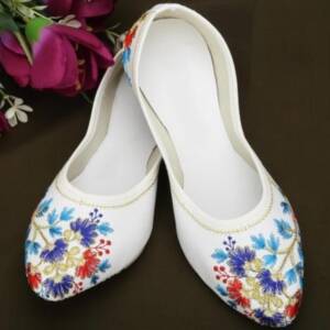 MOJARI ARTS & HANDI CRAFT-WOMEN JUTTI<br>TREE(4X9)